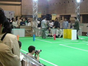 Osaka Univ. Senchans 2004 の 2 足歩行ロボット