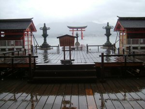 厳島神社にて、海中の大鳥居を臨む
